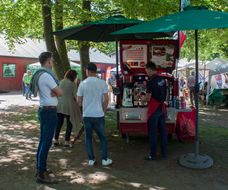 Mässbesökare köper kaffe från Fogarollis kaffevagn
